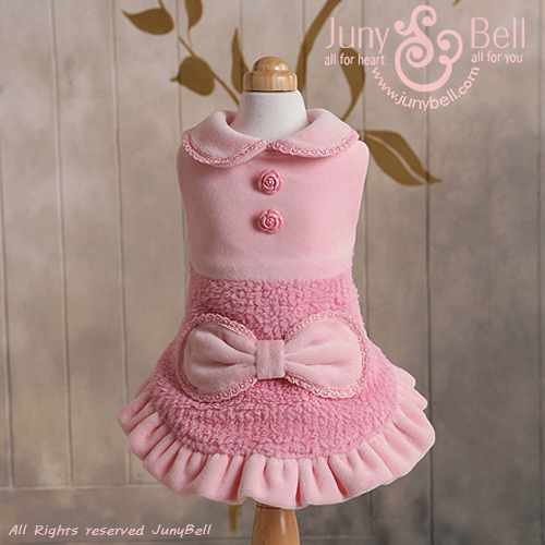 Juny Bell - Bebe Song is an outer and one-piece which is easy to wear. Big ribbon on the hip gives a cutie point when wearing. The neck has a beautiful rose button. There is Velcro tape on the stomach to make it simple to take on and off. Soft cotton velour and fur fabrics match very well. It has a high quality by using by a large luxurious lace and rose flower shaped button on the ribbon border. The finest pure cotton towel fabric makes a good texture and feeling while wearing.