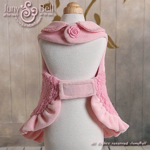 Juny Bell - Bebe Song is an outer and one-piece which is easy to wear. Big ribbon on the hip gives a cutie point when wearing. The neck has a beautiful rose button. There is Velcro tape on the stomach to make it simple to take on and off. Soft cotton velour and fur fabrics match very well. It has a high quality by using by a large luxurious lace and rose flower shaped button on the ribbon border. The finest pure cotton towel fabric makes a good texture and feeling while wearing.